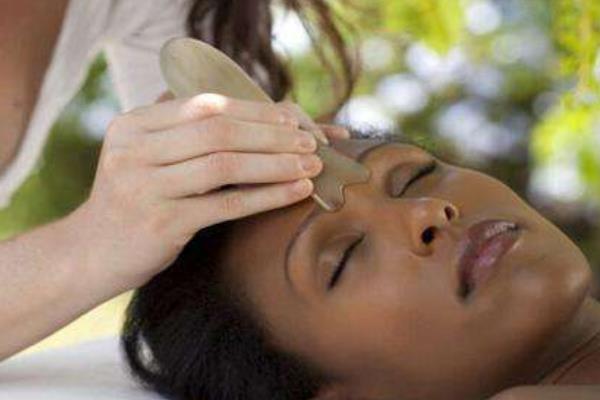 面部刮痧的好處和壞處 面部刮痧多久做一次好