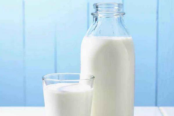 喝一個月羊奶的變化是什么 羊奶和牛奶能交替喝嗎