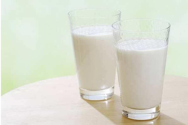 喝一個月羊奶的變化是什么 羊奶和牛奶能交替喝嗎