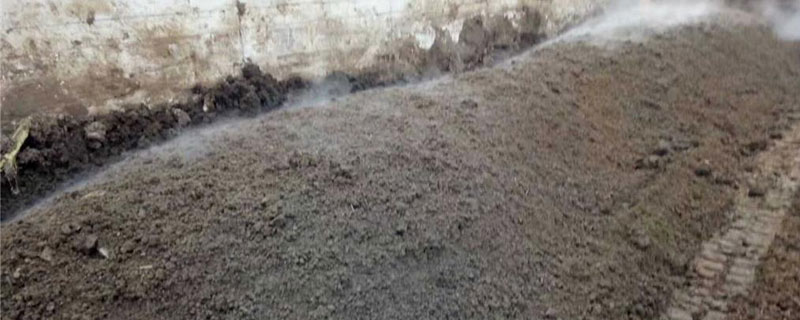 羊糞有機肥發酵方法，加發酵劑和輔料堆放15天