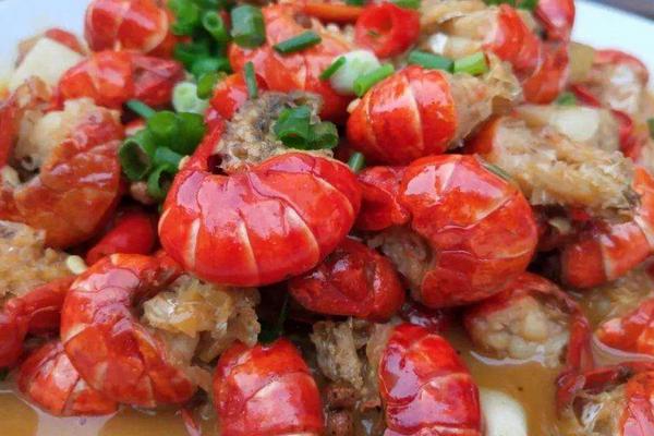 龍蝦怎么去頭和蝦線，龍蝦頭里面的黃是什么