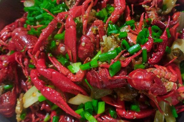 龍蝦怎么去頭和蝦線，龍蝦頭里面的黃是什么