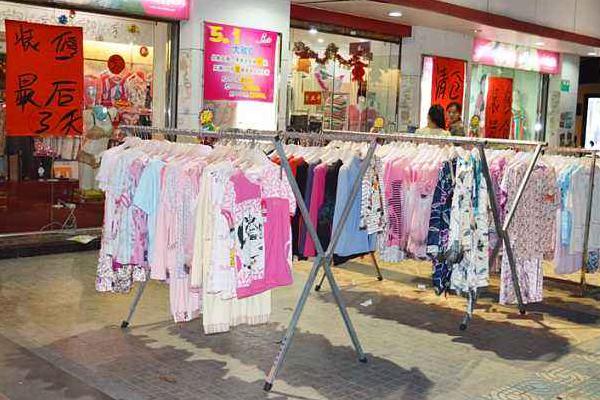 擺地攤賣什么好（2020擺地攤賣啥好賣又賺錢）