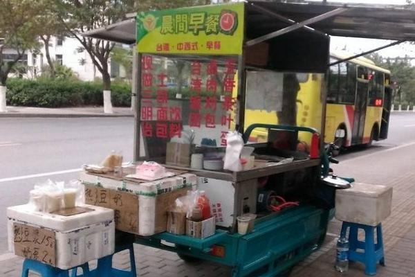 擺地攤賣什么好（2020擺地攤賣啥好賣又賺錢）